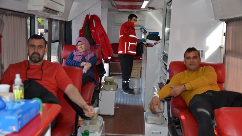 Serik’te vatandaşlar depremzedeler için kan bağışı yapıyor