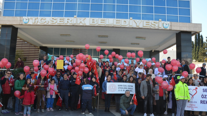 Serik’te kırmızı balonlar otizm farkındalık günü için havalandı