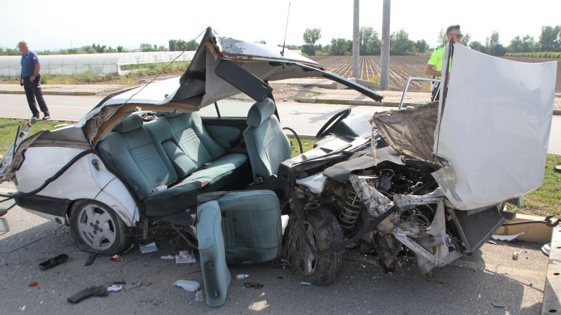 Serik’te hurdaya dönen araçta 2 kişi yaralandı