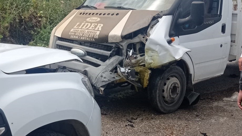 Serik’te 2 aracın karıştığı kazada 2 kişi yaralandı