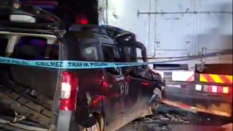 Antalya’da odun yüklü kamyon ile çarpışan hafif ticari araç sürücüsü yaşamını yitirdi
