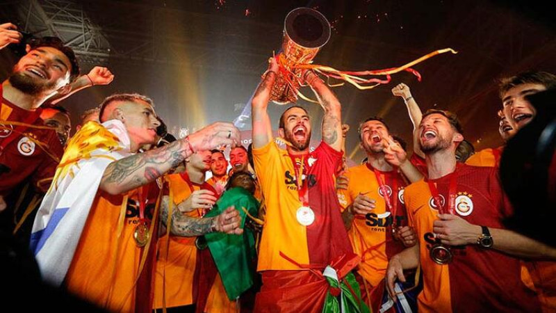Galatasaray şampiyonluk kupasını kaldırdı