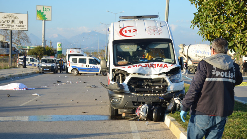 Serik te ambulans ile motosiklet kazasında 1 kişi öldü