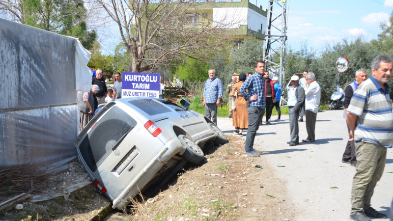 Antalya’nın Serik ilçesinde otomobilin çarptığı kadın yaralandı