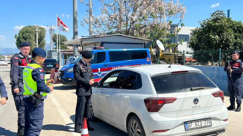 Serik’te Jandarma Sürücü ve Yolculara Yönelik Bilgilendirmede bulundu