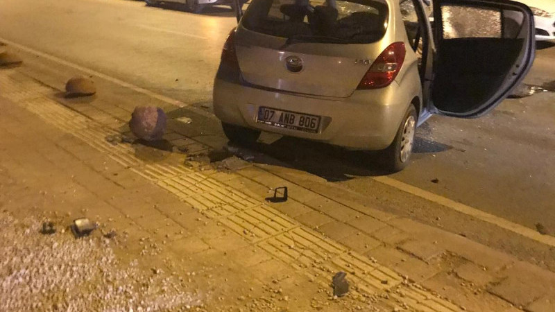 Serik’te otomobil park halindeki araçlara çarptı