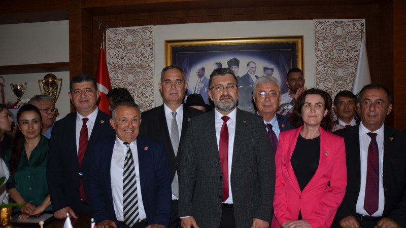 Kumbul, CHP rozetini çıkarttı, Türkiye rozetini taktı