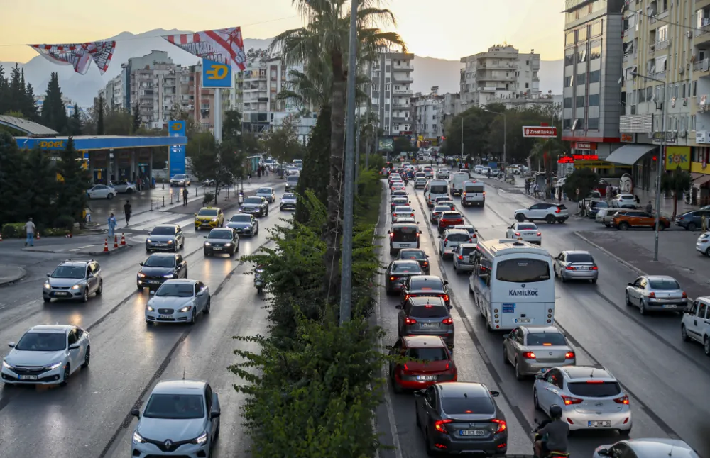 Sıkışık Antalya trafiğine 