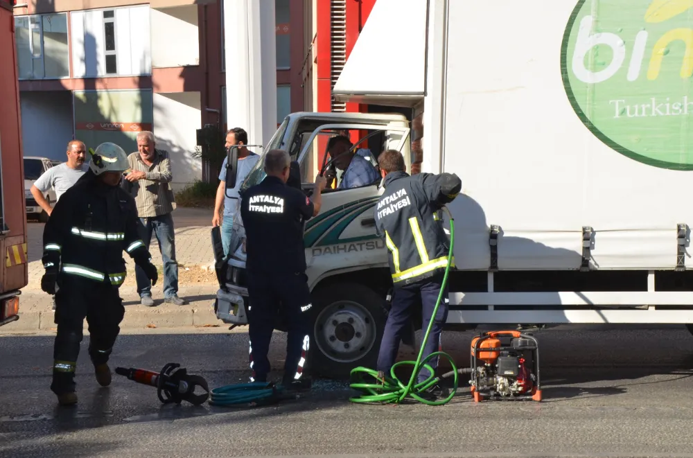 Kaza yaptığı araçta sıkıştı burnu bile kanamdan çıktı