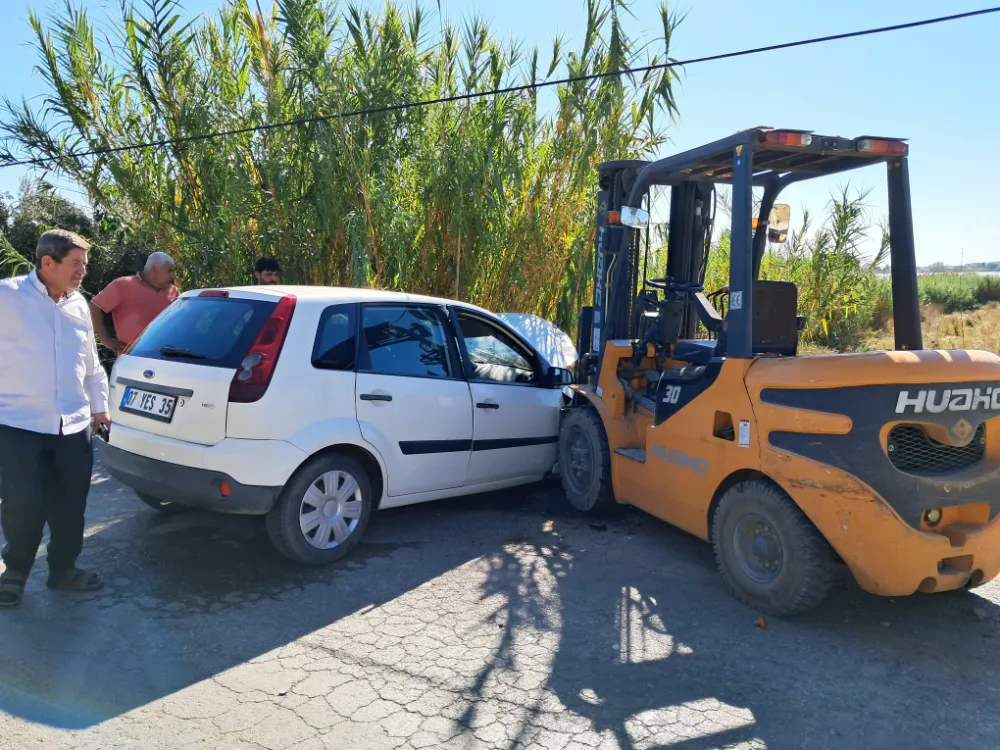 Serik’te forklift ile otomobil çarpıştı 