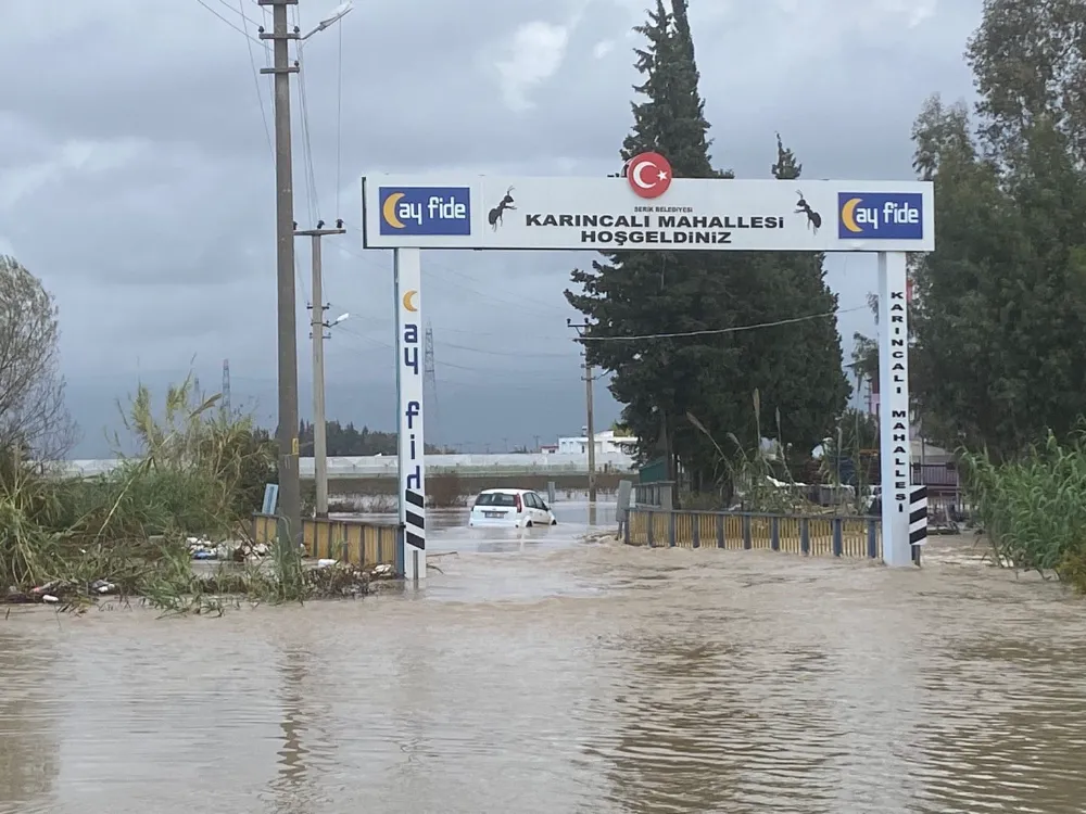 Sel sularında aracıyla mahsur kalan vatandaşı jandarma kurtardı