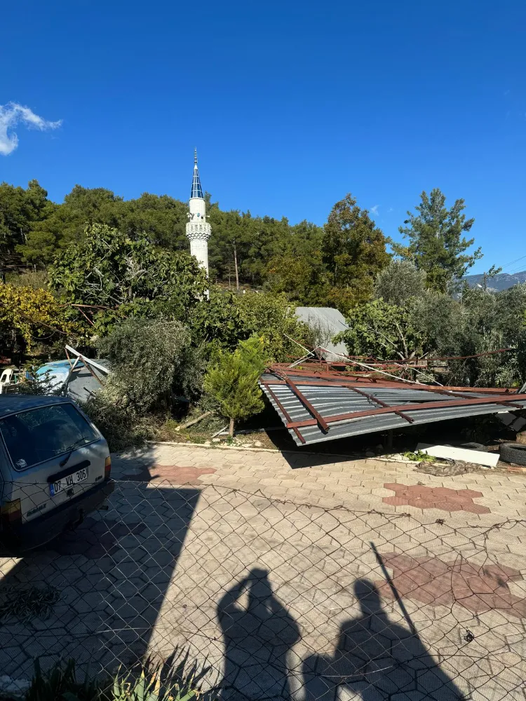 Serik’te Evlerin Çatıları Uçtu, Seralar zarar gördü, köprü çöktü