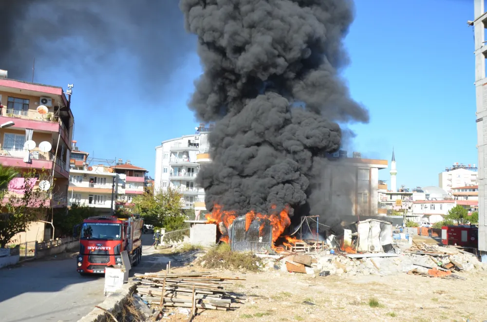 Şantiyedeki yangın korkuttu, dumanlar gökyüzünü kapladı