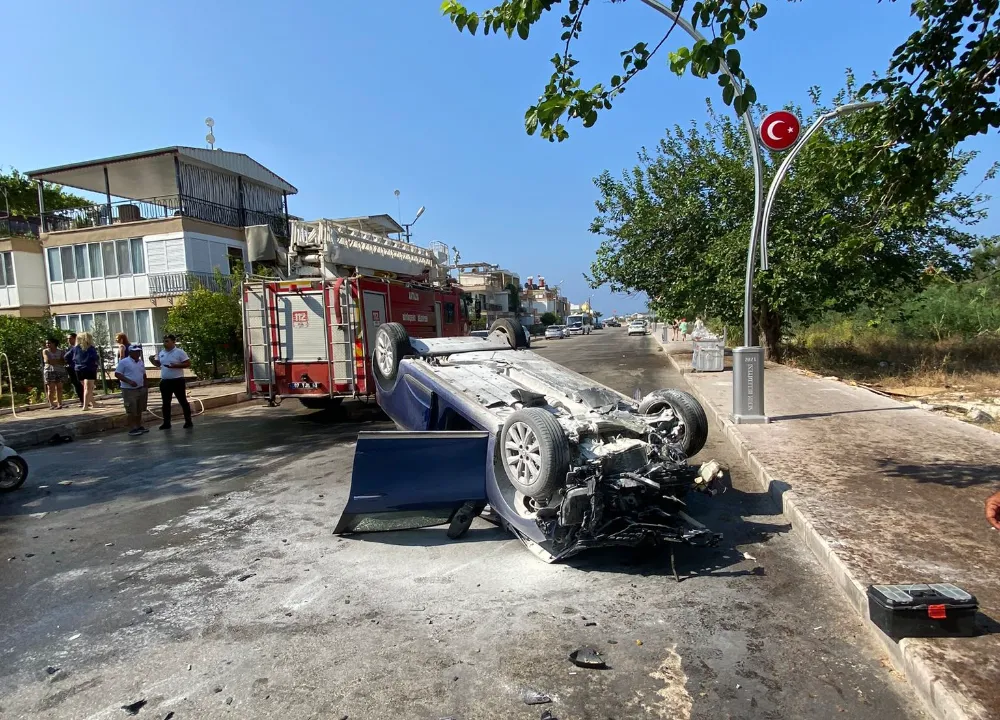 Serik’te direğe çarpan otomobil araçlara çarparak takla attı