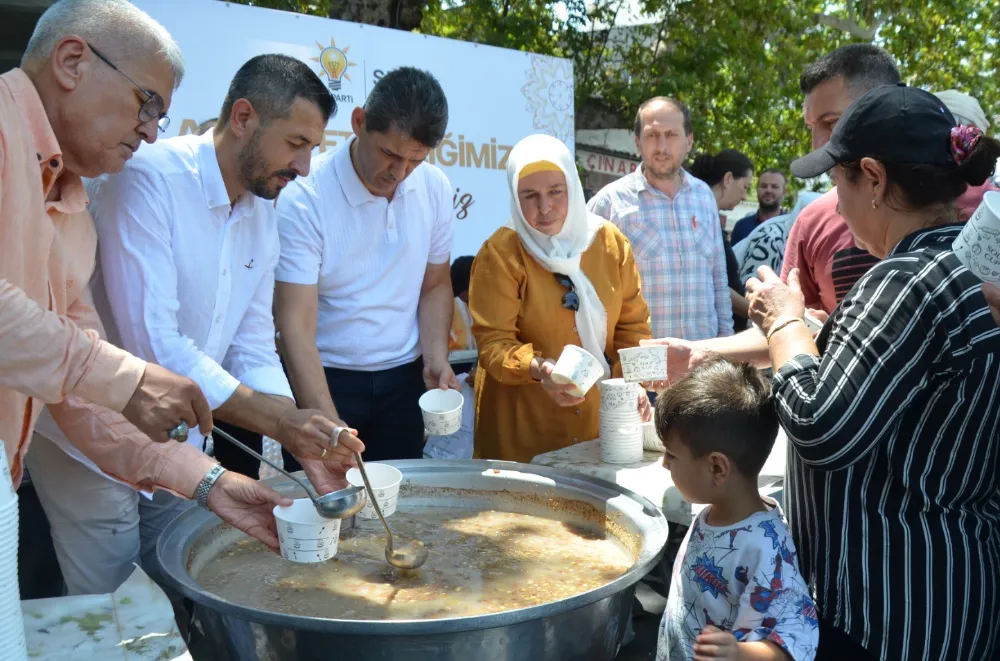 AK Parti Serik İlçe Teşkilatı Aşure dağıttı