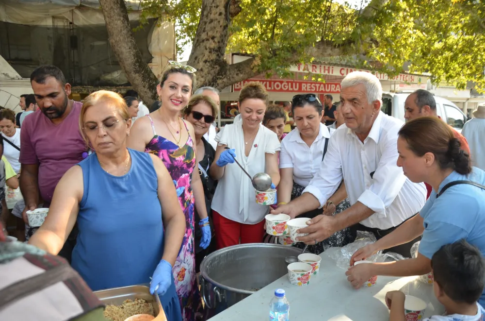 CHP Kadın Kolları Aşure dağıttı