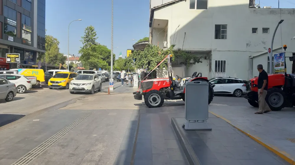 ATATÜRK CADDESİ TRAKTÖR GALERİSİ Mİ OLDU