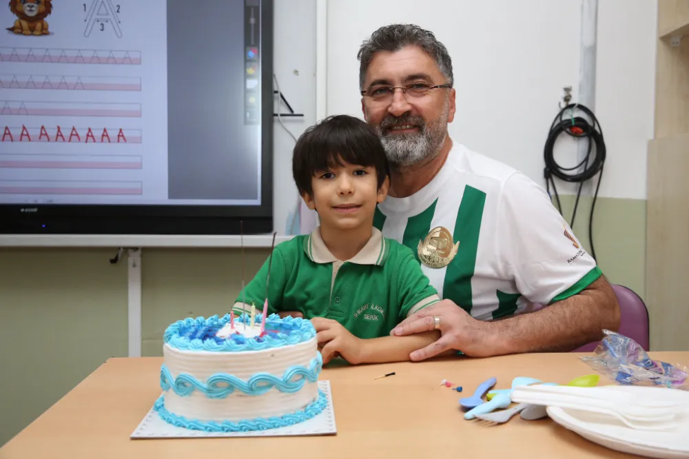 SERİK BELEDİYE BAŞKANI KADİR KUMBUL’DAN ÖĞRENCİLERE DOĞUM GÜNÜ SÜRPRİZİ