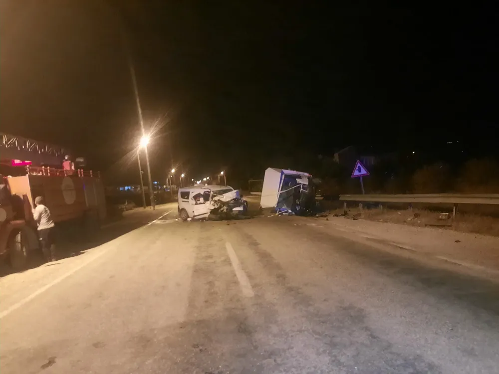 Serik’te iki araç kafa kafaya çarpıştı; 1’i Ağır 5 yaralı