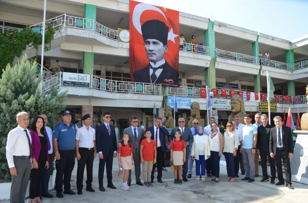 Serik’te İlköğretim Haftası Kutlama Çelenk sunma Programı düzenlendi