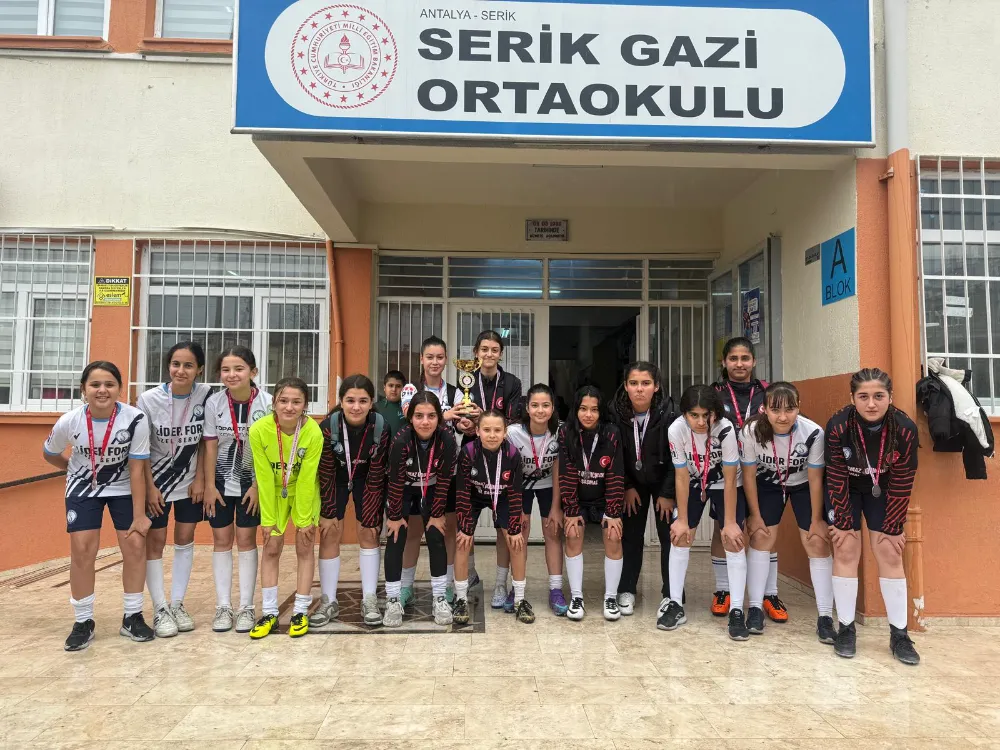 Serik Gazi Ortaokulu Bayan Futbol takımı ikinci oldu