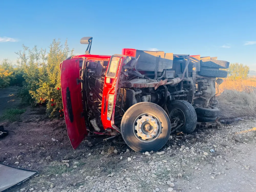 Serik’te yangına giden itfaiye aracı devrildi, 2 yaralı