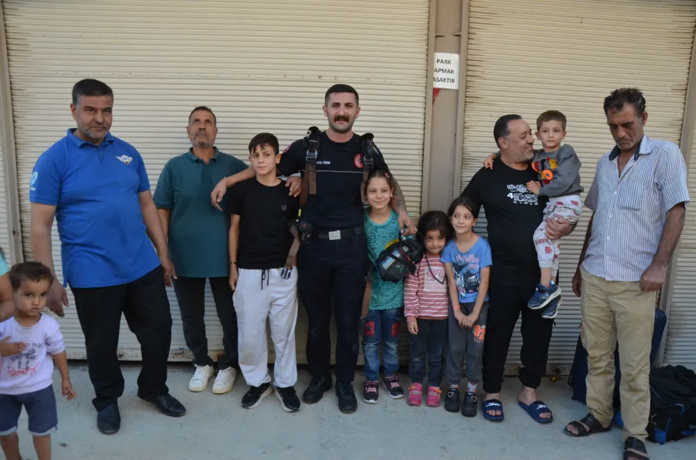 Yangında mahsur kalan çocukları itfaiye erleri kurtardı