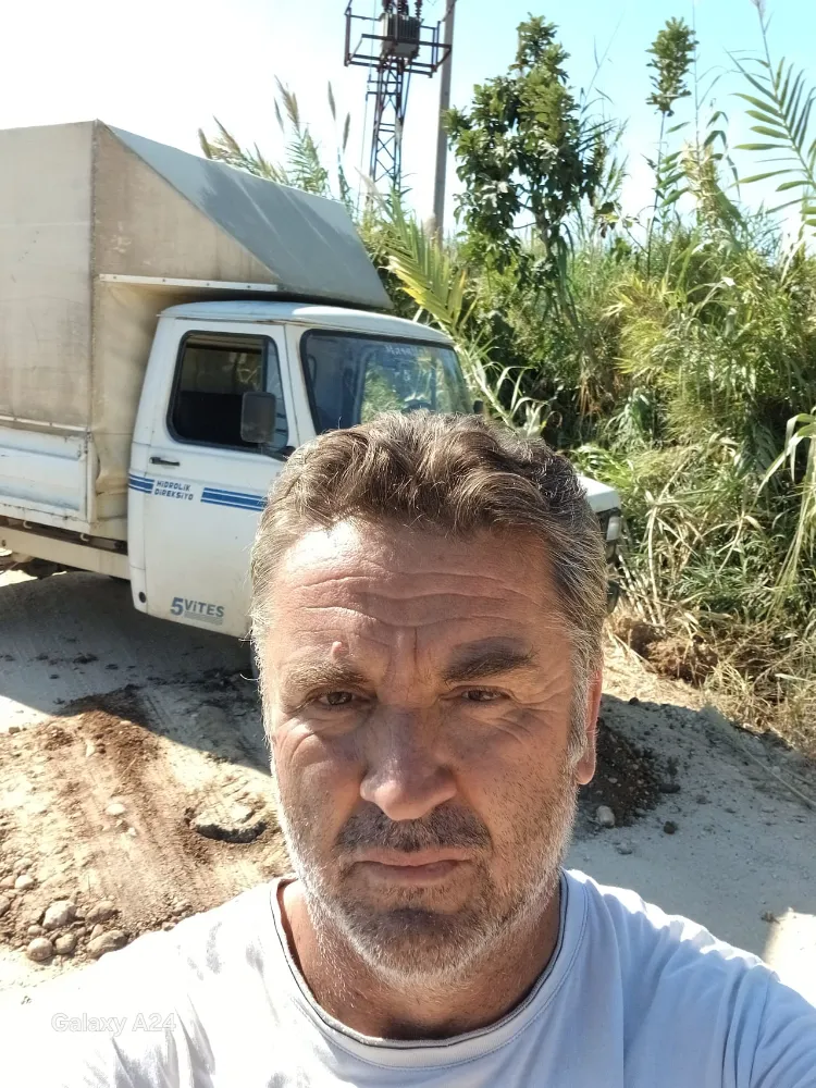 Serik’te Çilek üreticisi yolu kapattı 