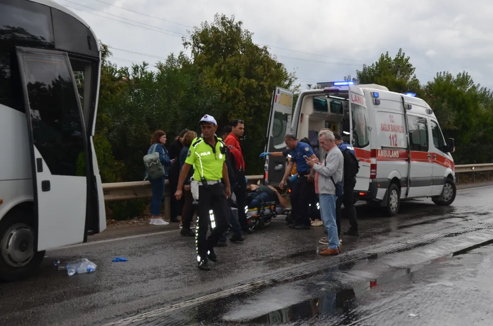 Serik’te 4 Aracın Karıştığı Zincirleme Kazada 2 Turist Yaralandı