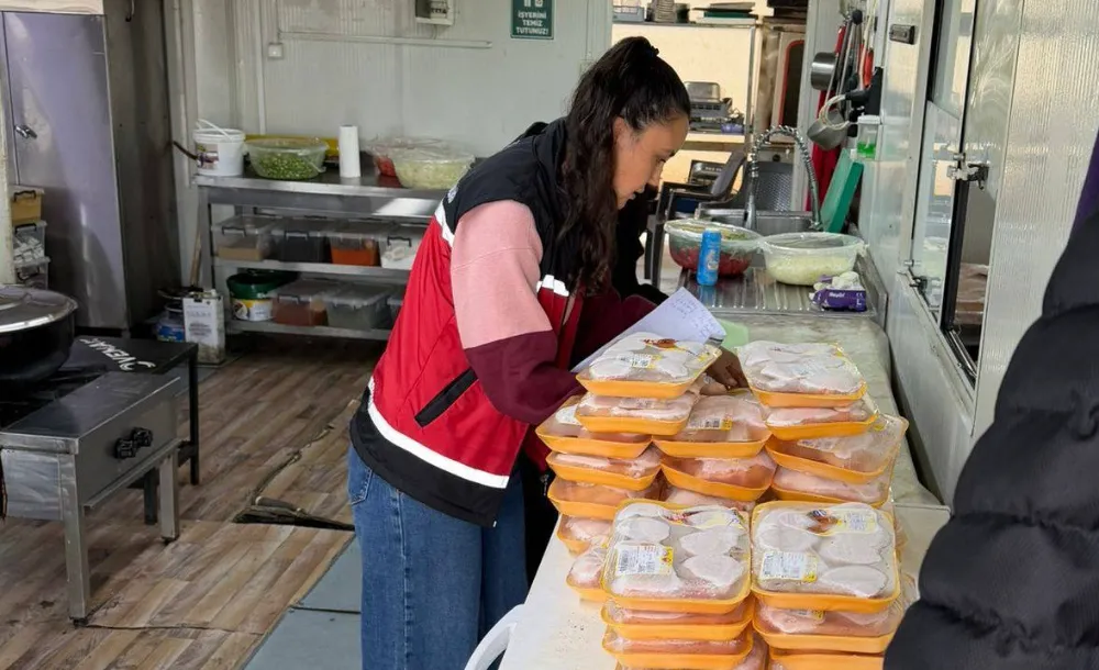 Şantiye toplu tüketim mutfakları denetlendi: 33 Paket tavuk imha edildi