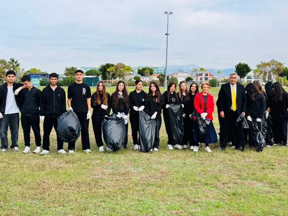 Serik’te Öğrenci ve vatandaşlar el ele sahilde çevre temizliği yaptı