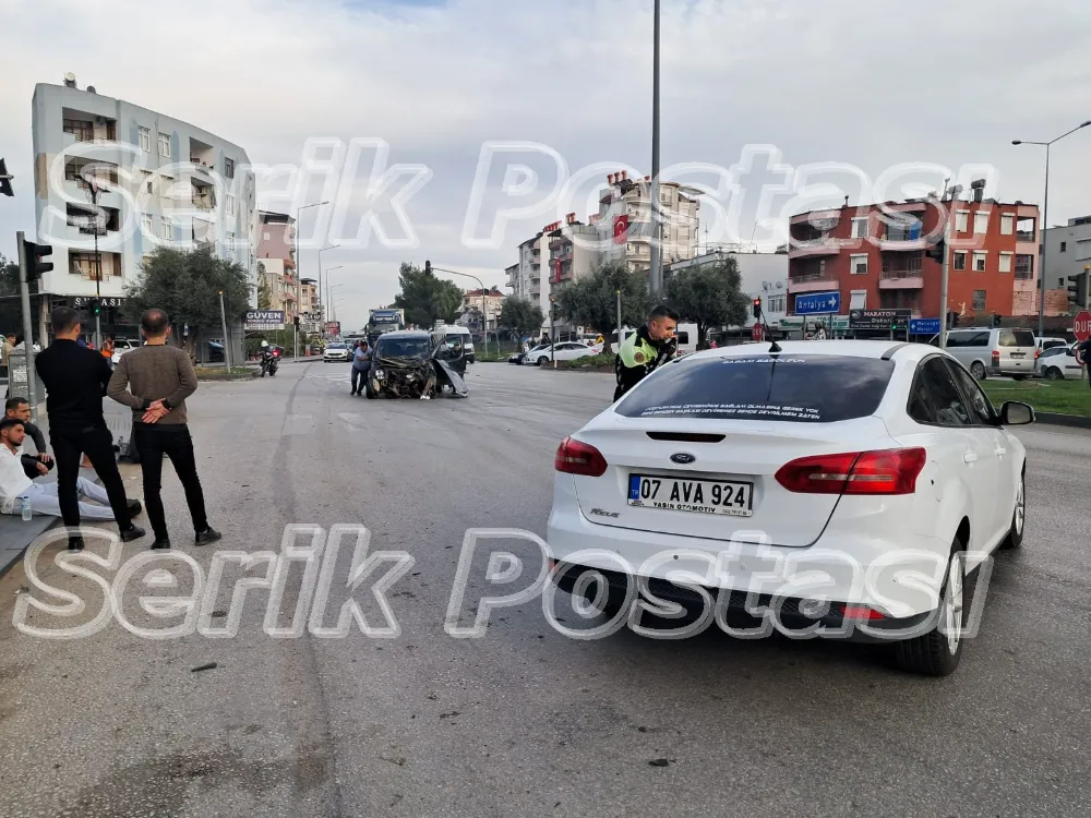 Serik’te İki aracın karıştığı kazada 1 kişi yaralandı 