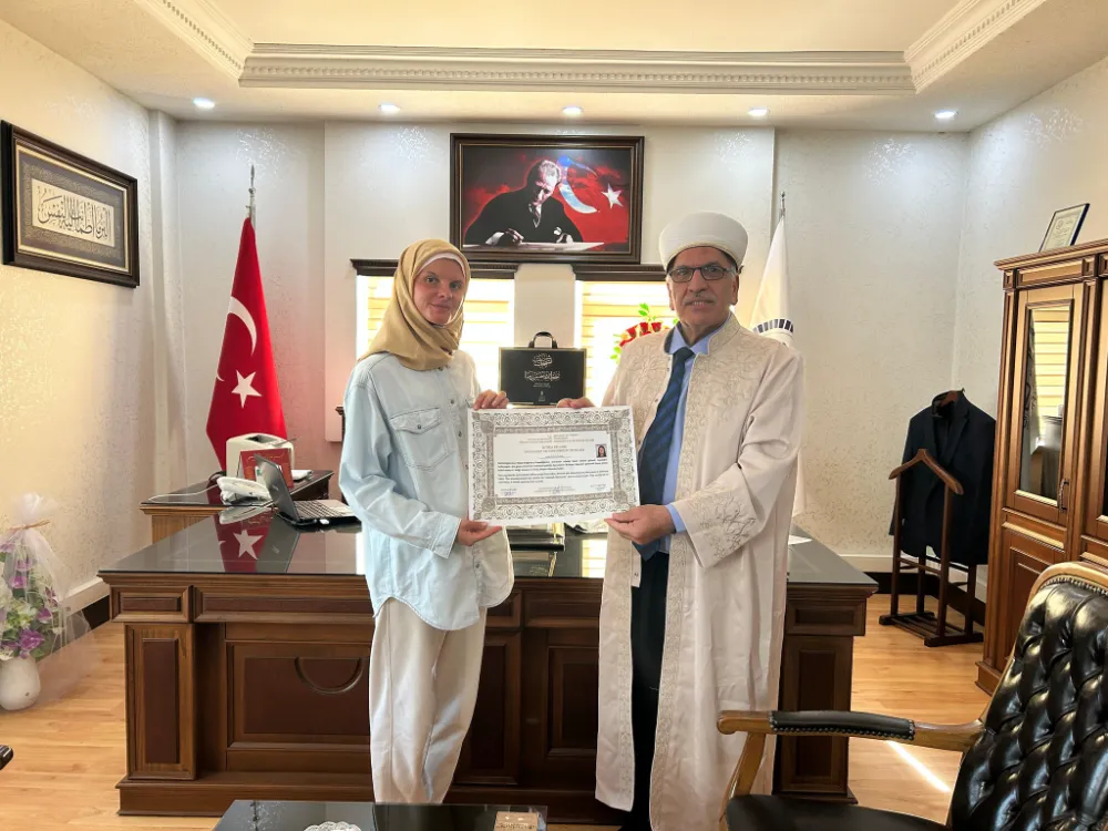 Polonyalı Gazeteci Aleksandra, Müslüman oldu, ismini Ayşe olarak değiştirdi 