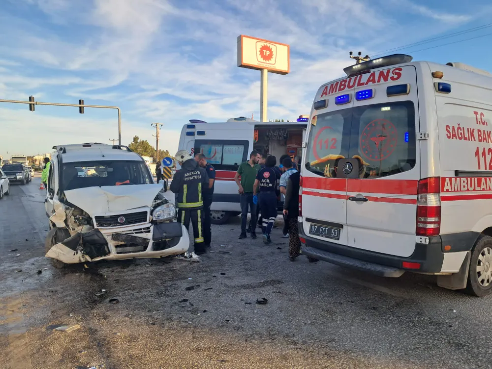 Serik ilçesinde iki aracın çarpıştığı kazada 4 kişi yaralandı