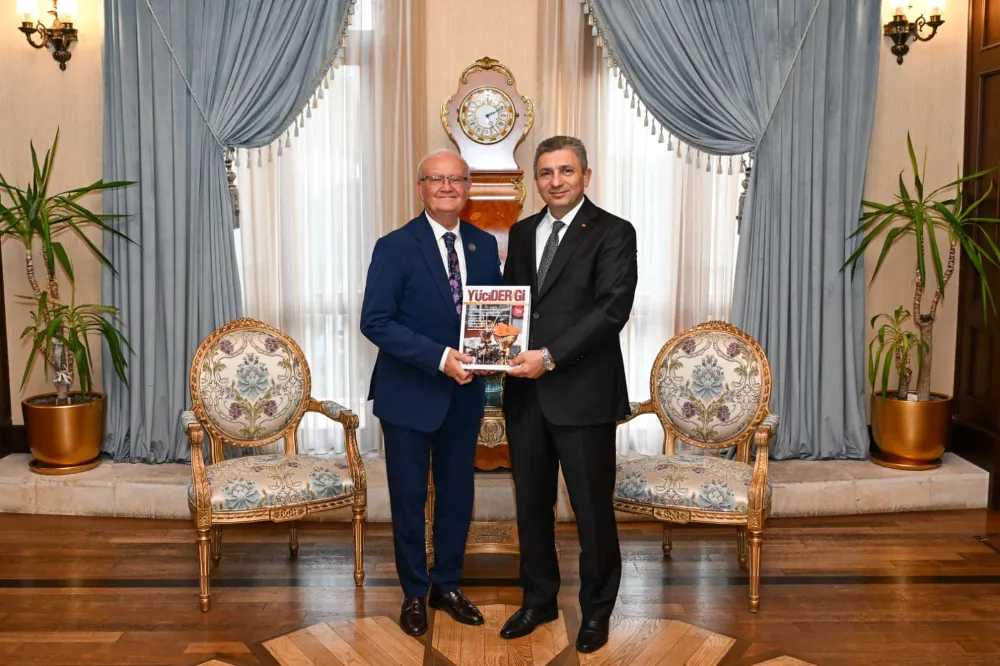 Vali Şahin’den Prof. Dr. Yavuz Tekelioğlu’na “30 yılın en iyisi” ödülü tebriği