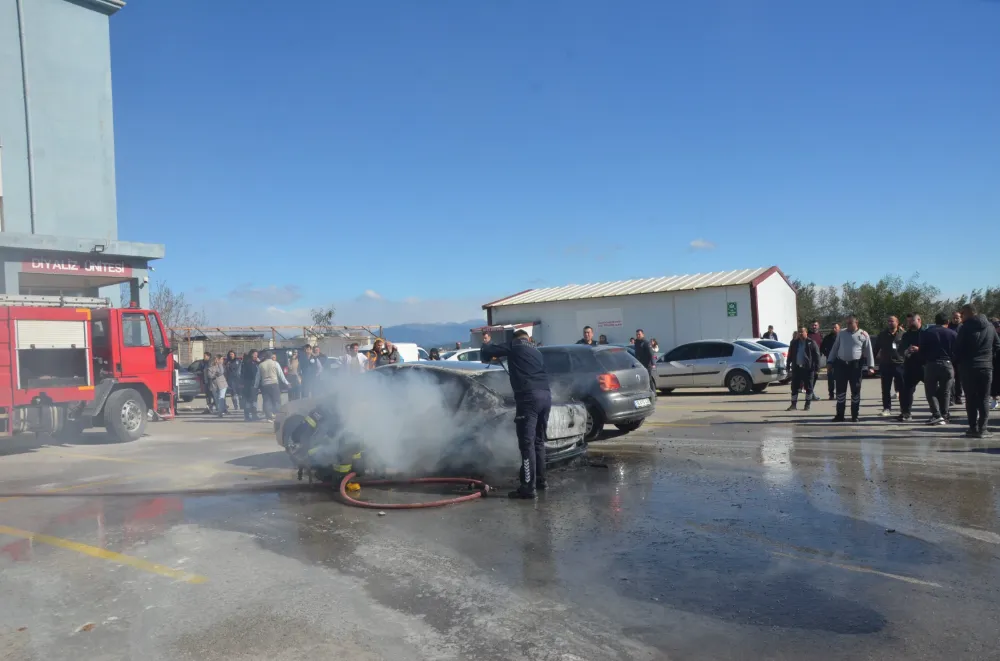 Hastane otoparkında araç yanarak kullanılamaz hale geldi