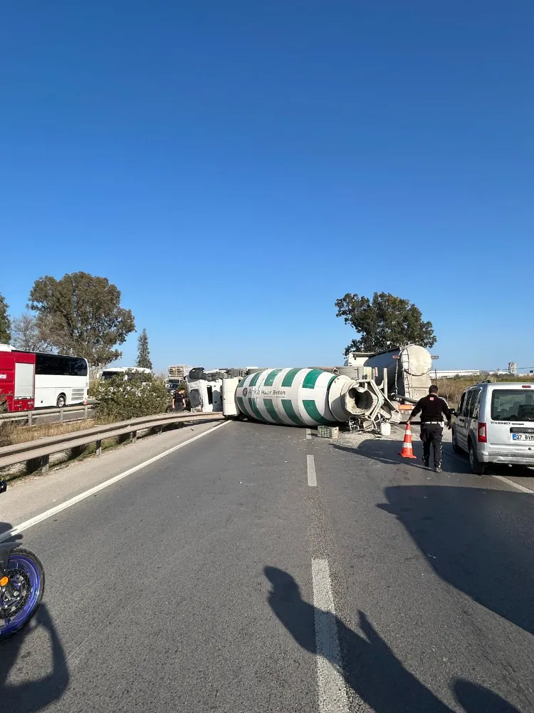 Seyir halindeki beton mikseri yolda yan yattı: 1 Yaralı