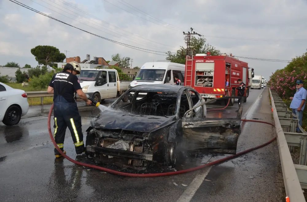 Serik’te seyir haindeki otomobil cayır cayır yandı