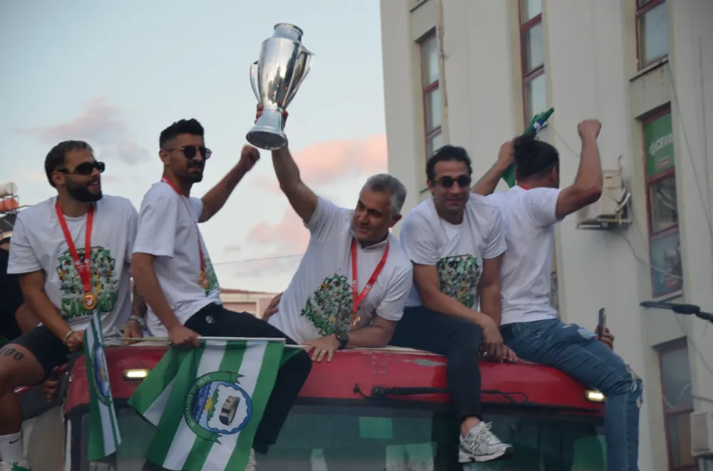 Serik Belediyespor için şampiyonluk kutlaması