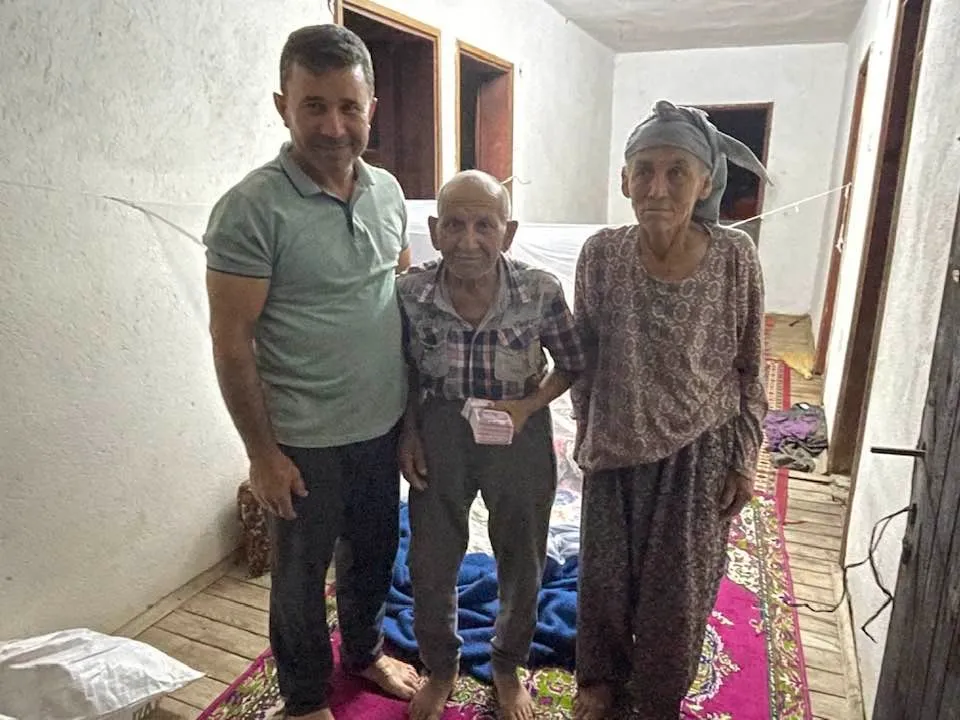Yaşlı adam yanan paraları yenisiyle değiştirilince büyük sevinç yaşadı 