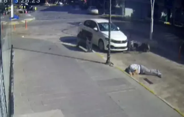 Otomobil ile Motosikletin feci kazası güvenlik kamerasına yansıdı 