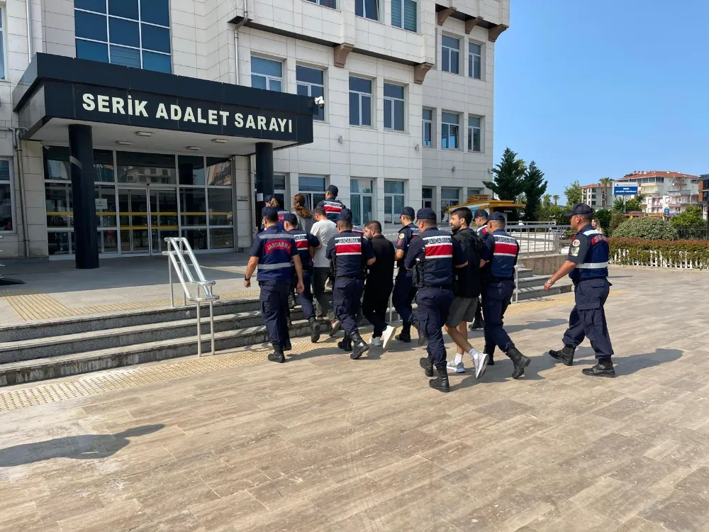 Serik’te aranan 4 şahıs jandarma tarafından yakalandı