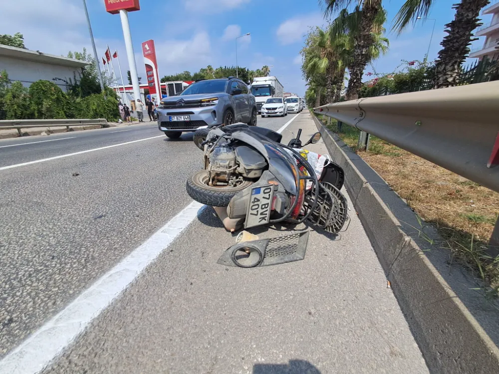 Serik’te Kaza Motokurye Yaralandı