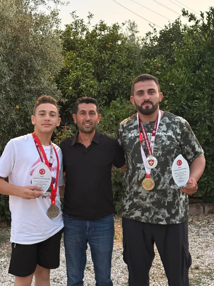 Yeşilyurt Mahallesi Pehlivanlarına Muhtardan Altın ve Plaketli Ödül