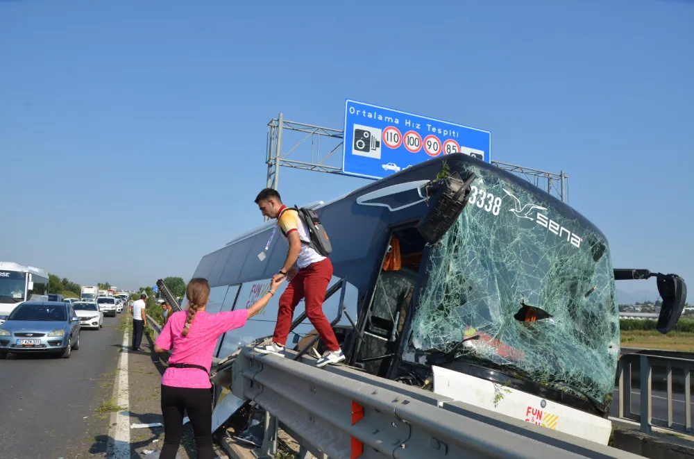 Serik’te tur otobüsü faciaya ramak kala durdu
