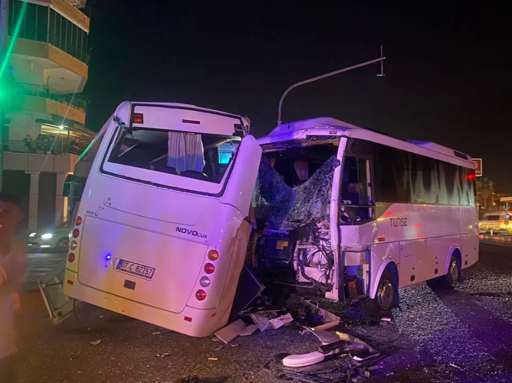 Serik’te 3 midibüsün karıştığı kazada 6 kişi yaralandı