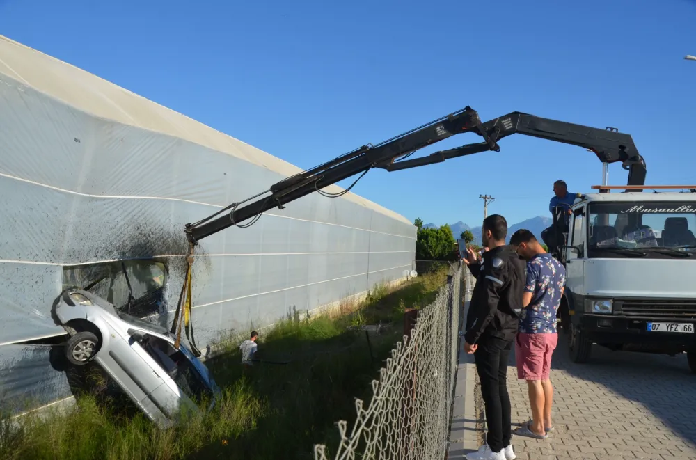 Serik’te yoldan çıkan otomobil muz serasına girdi: 1 yaralı
