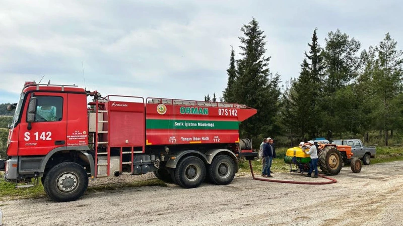 Serik’te ormancılar yol kenarı temizleme çalışması başlattı