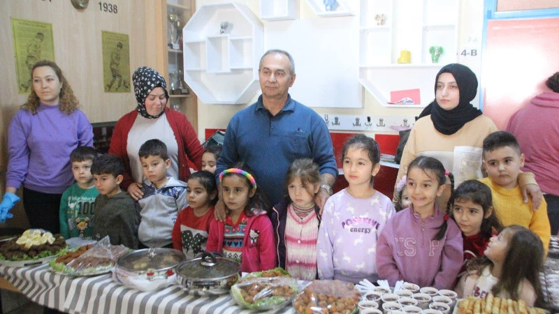 Serik’te minik öğrenciler depremzede öğrenciler için kermes düzenledi