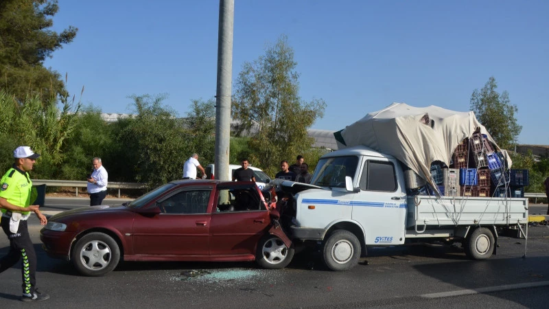 Serik’te Patlıcan yüklü kamyonet ile otomobil çarpıştı